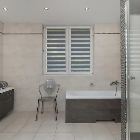 Przytulne Apartamenty w Klimatycznym Domu nad Białką w Otoczeniu Górskich Krajobrazów by Noclegi Renters